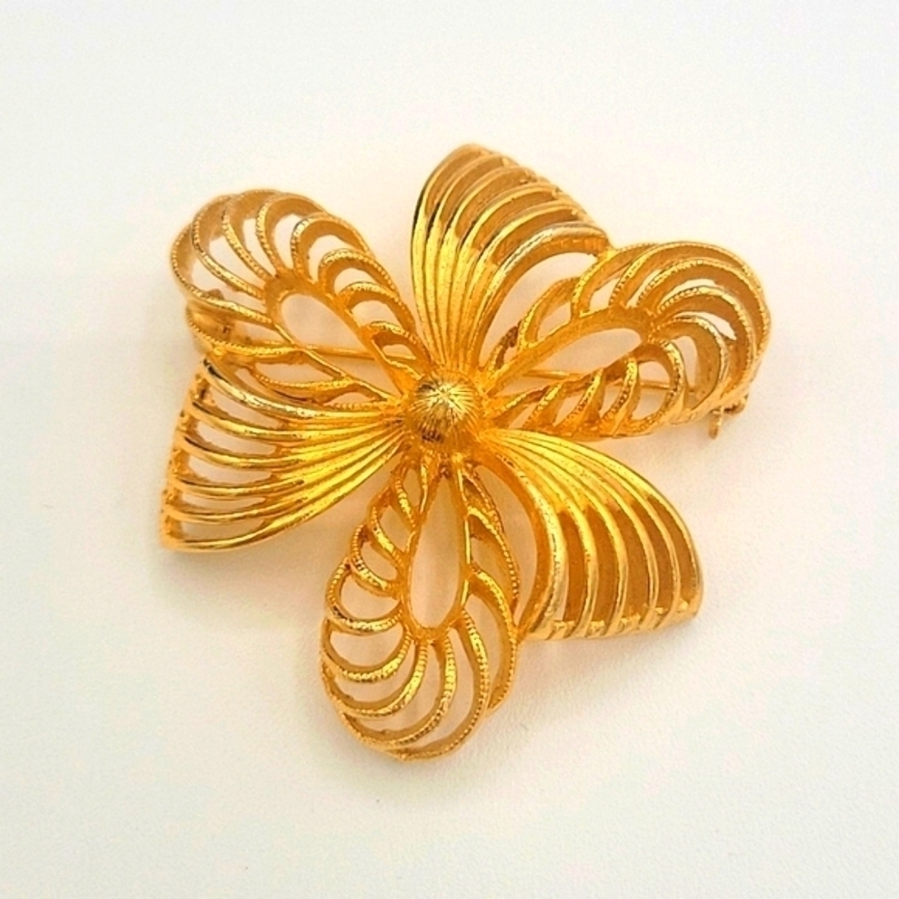 Lisner Vintage Gold Tone Bow Brooch